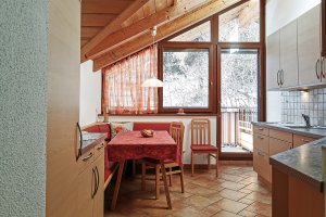 Helle, einladende Küche mit großer Fensterfront, gemütlicher Sitzecke und allem, was Sie zum Kochen brauchen.