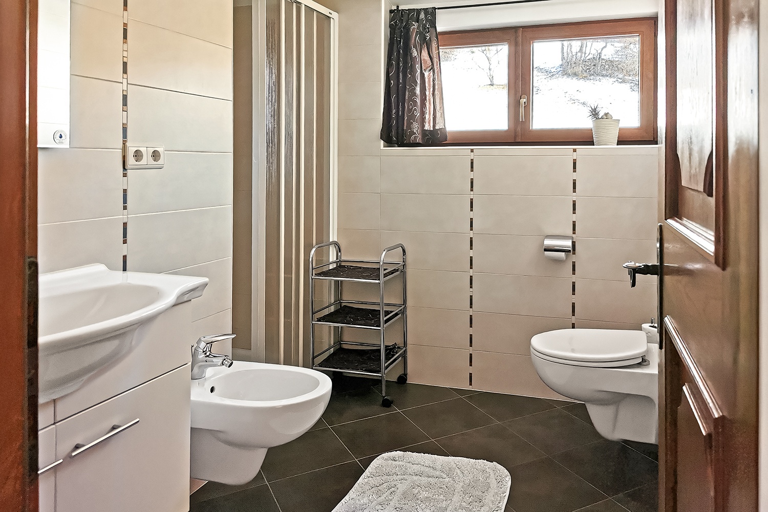 Lichtdurchflutetes, modernes Badezimmer mit erfrischender Dusche.