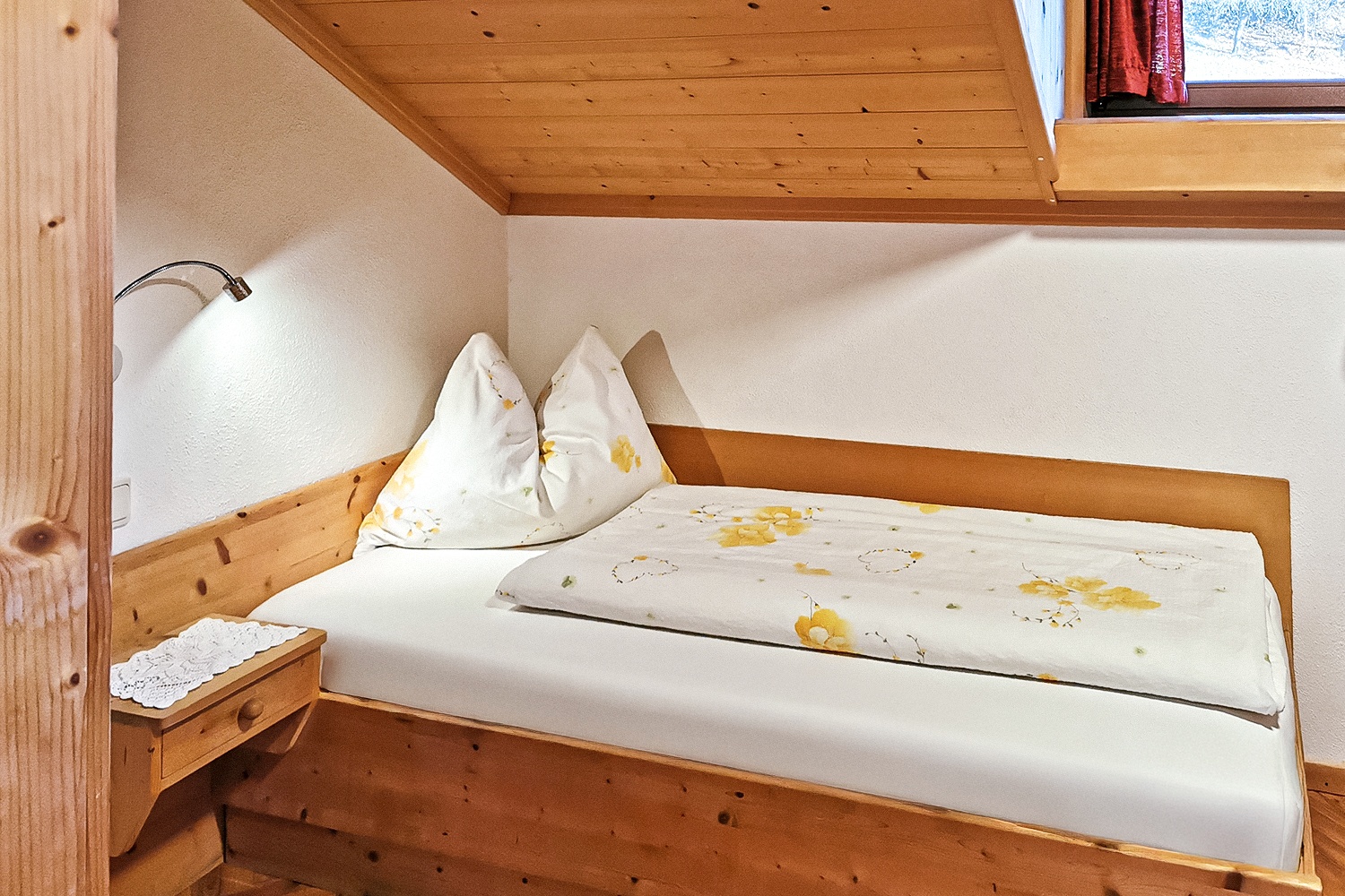 Helles, gemütliches Zimmer mit zwei Einzelbetten – ideal für Freunde oder Familie.