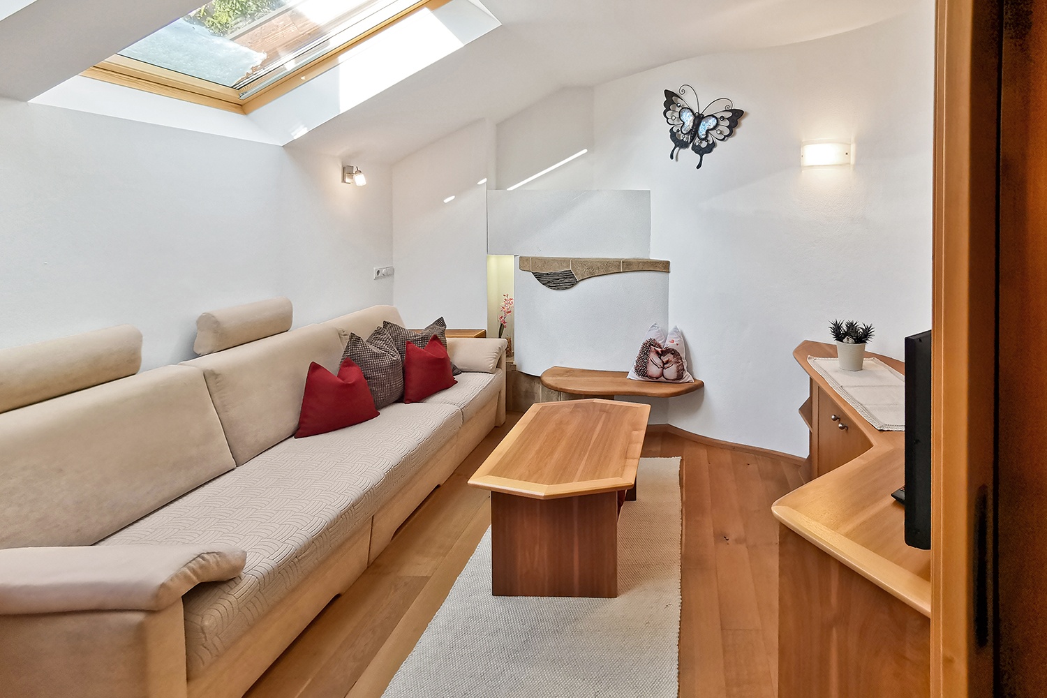 Gemütliches Wohnzimmer mit charmantem Kachelofen – der perfekte Ort zum Entspannen.