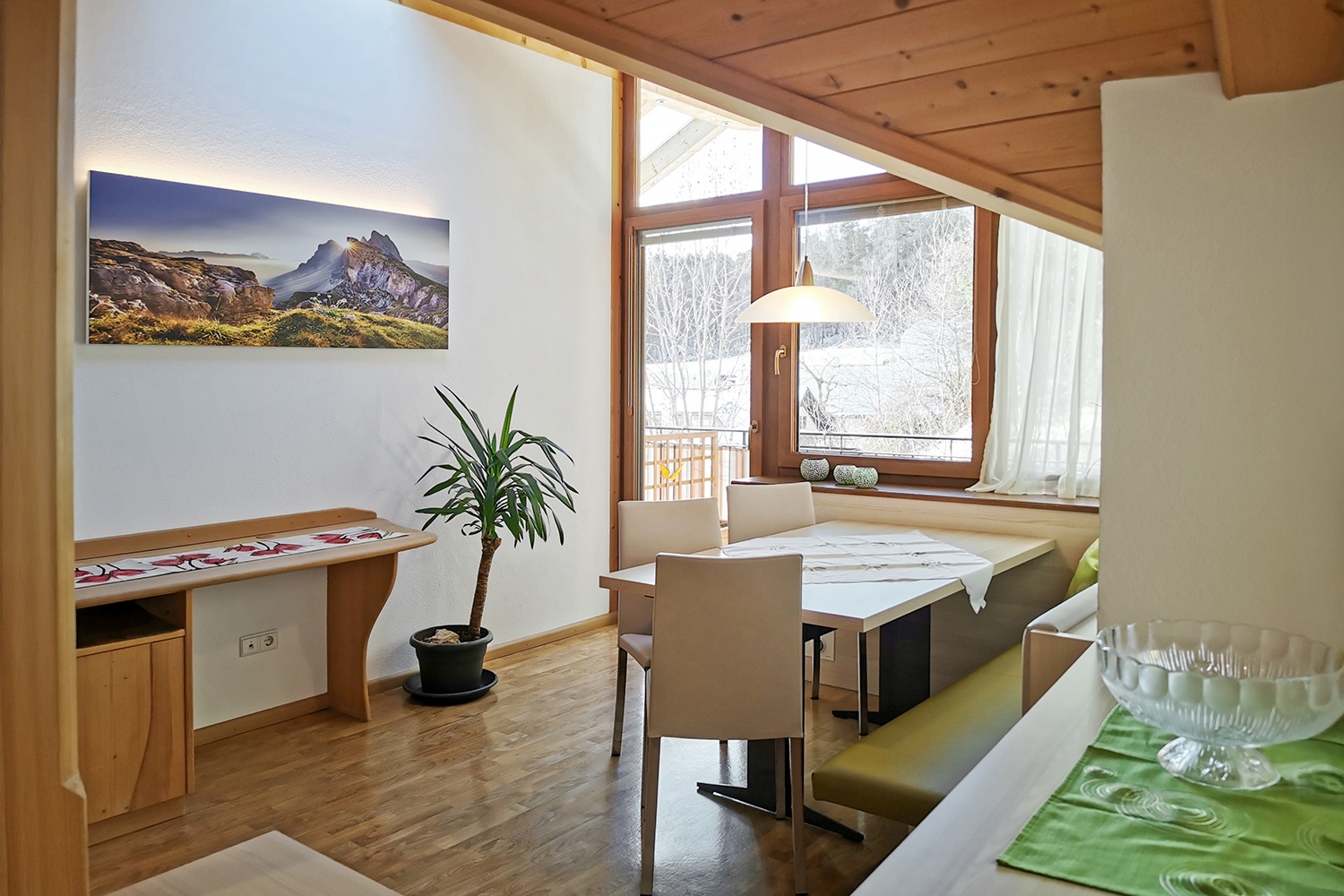 Gemütliche Sitzecke an der hellen Fensterfront – zum Beisammensein und Wohlfühlen.