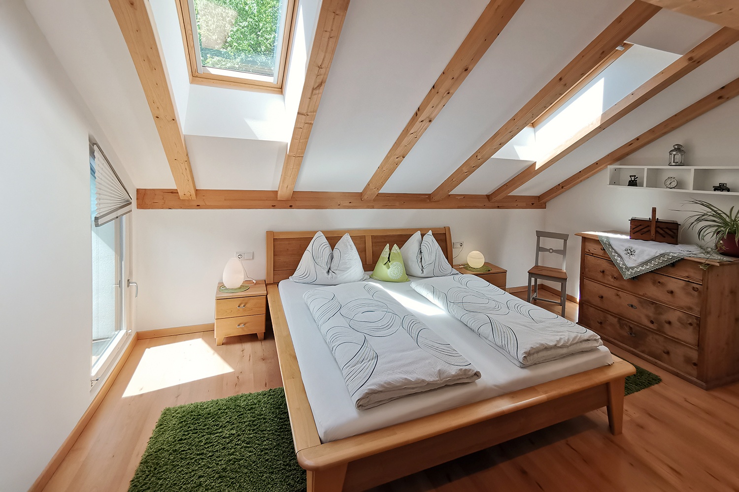 Gemütliches Schlafzimmer mit einem komfortablen Doppelbett, ideal zum Entspannen und Schlafen. Helle Farben und ruhige Atmosphäre sorgen für erholsame Nächte.