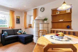 Wohnküche mit gemütlichem, beheiztem Kachelofen.