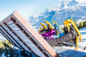 Schneeschuhwandern mit Ausblick auf die Dolomiten.