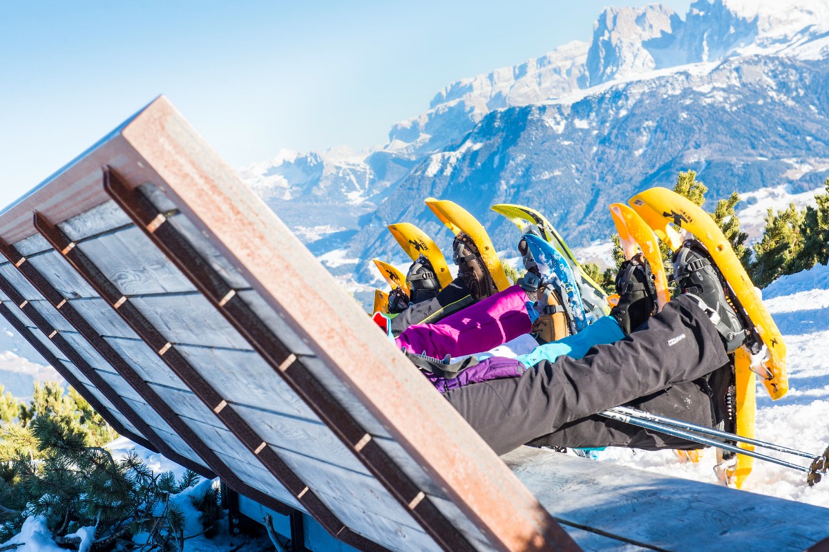 Schneeschuhwandern mit Ausblick auf die Dolomiten.
