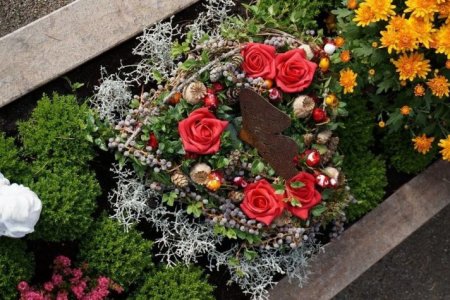 Das Allerheiligengesteck auf dem Grab unserer lieben Verstorbenen