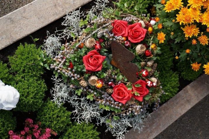 Das Allerheiligengesteck auf dem Grab unserer lieben Verstorbenen