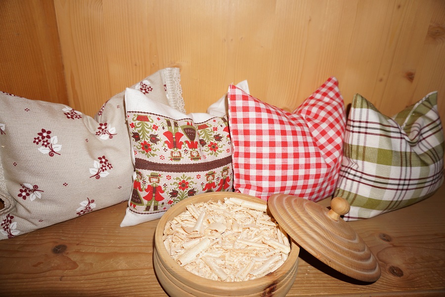 Holen Sie sich die Südtiroler Bergluft einfach nach Hause - Bäuerin Margit näht für Sie ein Zirbenkissen.