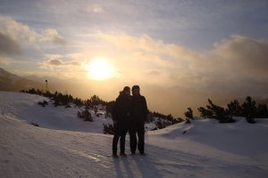 Genießen Sie einen romantischen Spaziergang durch die faszinierende Winterlandschaft.