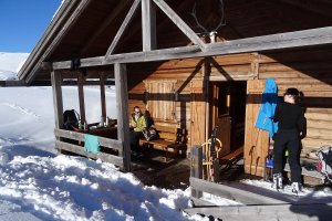 Kehren Sie in die wohligen Stuben der Berghütten ein und lassen Sie sich von den Köstlichkeiten der Wirte verwöhnen.