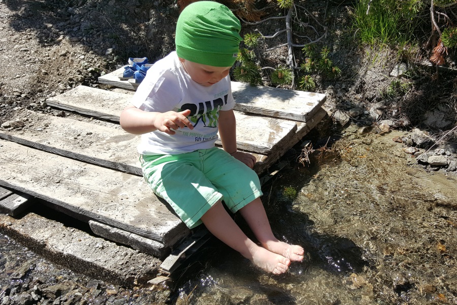 Barfuß im Wasser spielen