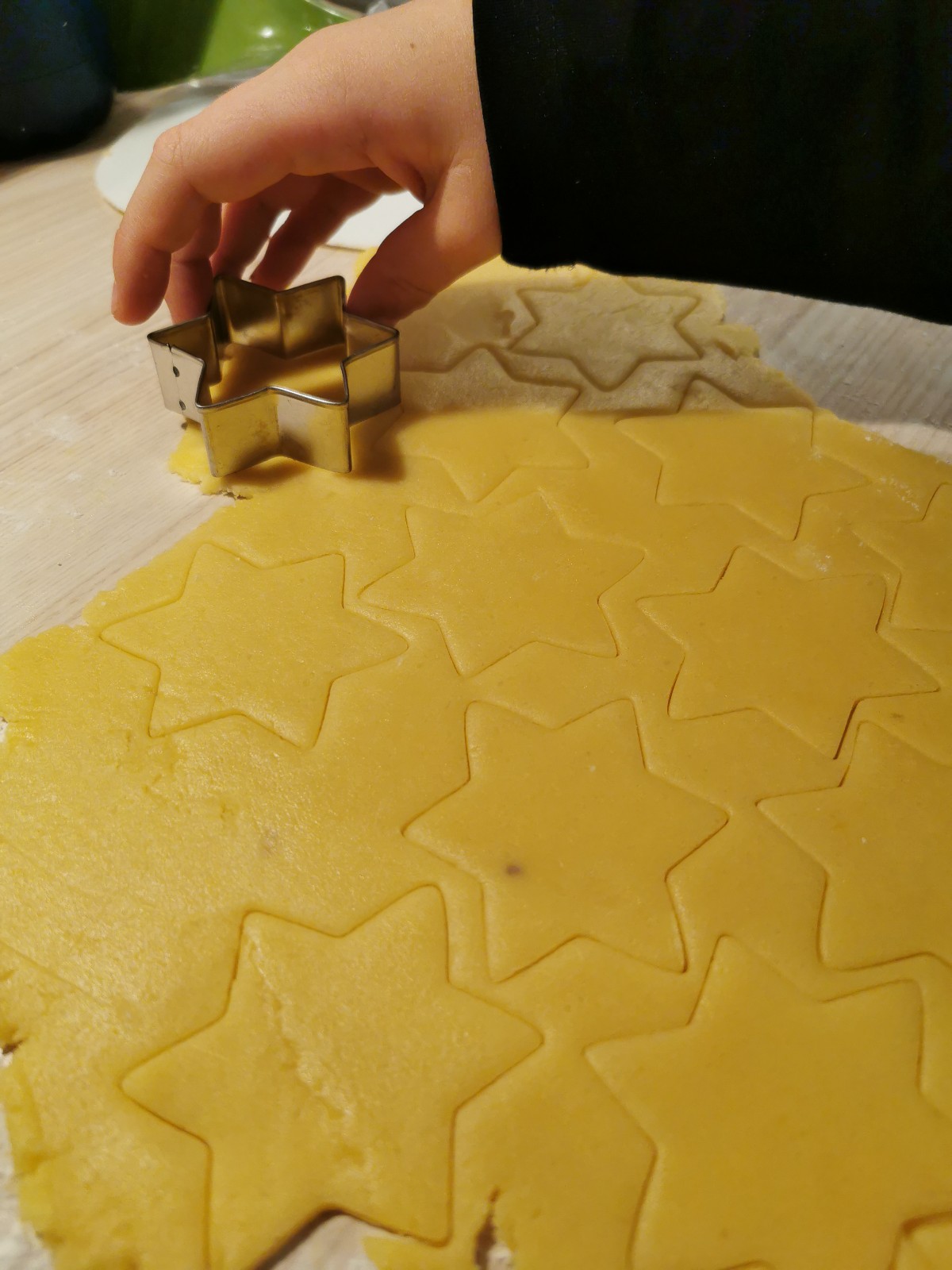 Jede helfende Hand ist bei uns Willkommen! David hat alle Kekse ausgestochen!