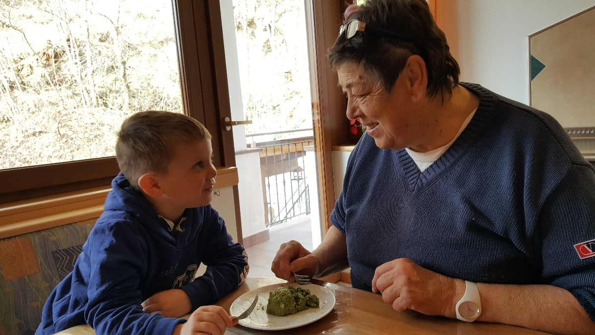 Oma und David beim verkosten!
