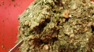 Die Knödelmasse wird kräftig durchgemischt