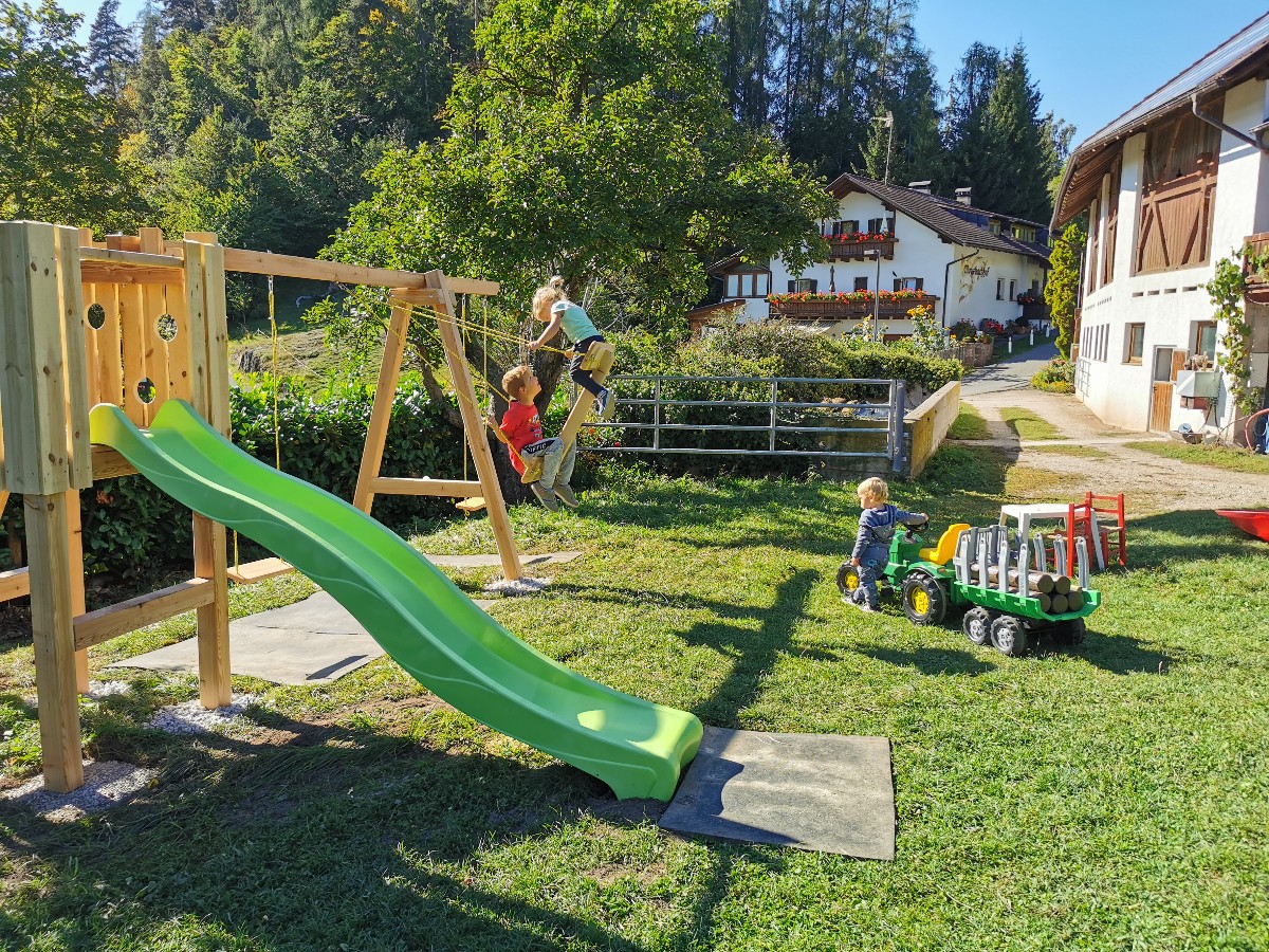 Unser Spielplatz lädt zum Spielen und Toben ein. 